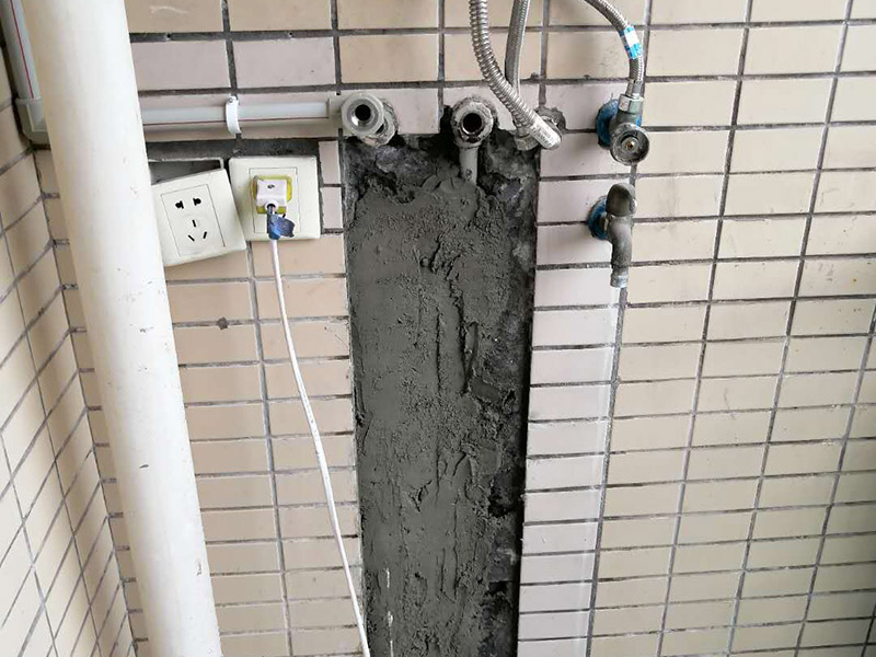 熱水管更換修復(fù)：先斷電后取下機(jī)殼右端維修蓋,并用手機(jī)拍照保存連接線(xiàn)的接線(xiàn)方法。用鉗子等工具拔掉電路的高溫連接線(xiàn)。用扳手取下發(fā)熱管蓋板的五顆螺帽后逆時(shí)針旋轉(zhuǎn)蓋子即可取下發(fā)熱管。將新的發(fā)熱管**密封圈。裝回螺絲的時(shí)候要對(duì)角固定，否則安裝不平造成漏水。注意：發(fā)熱管折彎一端必須朝向水嘴一方，不然會(huì)造成熱水量不足。