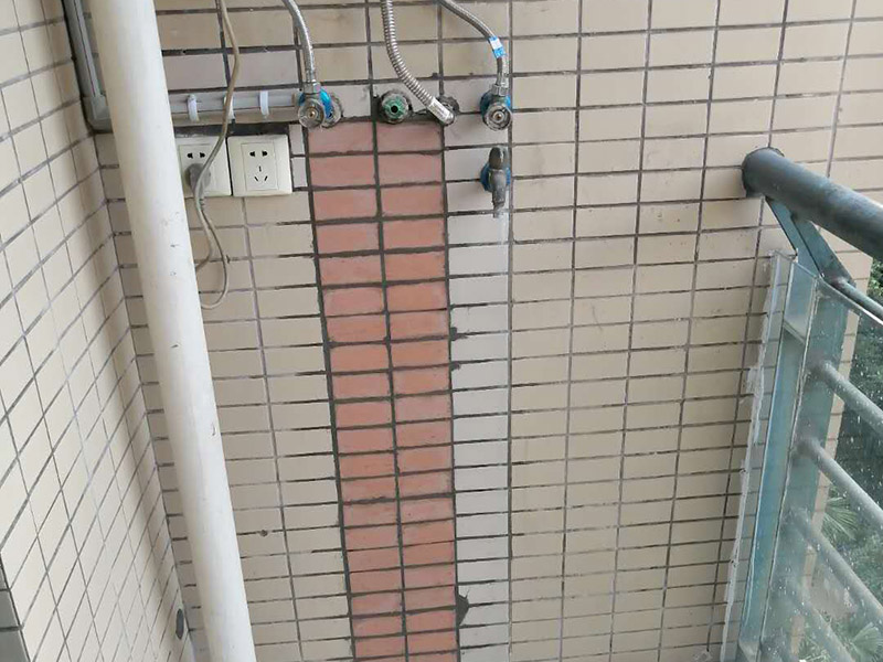 熱水管更換修復(fù)：先斷電后取下機(jī)殼右端維修蓋,并用手機(jī)拍照保存連接線(xiàn)的接線(xiàn)方法。用鉗子等工具拔掉電路的高溫連接線(xiàn)。用扳手取下發(fā)熱管蓋板的五顆螺帽后逆時(shí)針旋轉(zhuǎn)蓋子即可取下發(fā)熱管。將新的發(fā)熱管**密封圈。裝回螺絲的時(shí)候要對(duì)角固定，否則安裝不平造成漏水。注意：發(fā)熱管折彎一端必須朝向水嘴一方，不然會(huì)造成熱水量不足。
