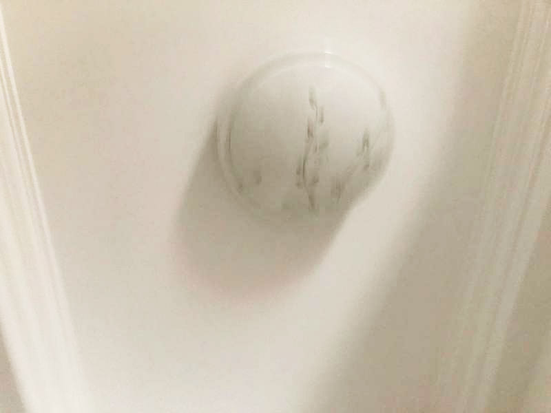 吸頂燈安裝維修：1、拆開吸頂燈包裝，將底座上自帶的線頭去掉;2、把燈管取出來以防在安裝過程中不慎掉落(吸頂燈一般自帶燈源);3、燈管拆下來之后，將吸頂燈底座放在天花板上，畫出燈孔的位置;4、標(biāo)記好孔的位置之后，在天花板上鉆孔，鉆孔的實際大小需要參照吸頂燈上燈孔的大小來確定;5、鉆好孔之后打入膠體，用以固定螺絲釘;6、把底座裝上去，轉(zhuǎn)個角度，帶緊螺絲7、斷開室內(nèi)電源，接線，然后把燈管裝回8、仔細(xì)檢查燈具安裝及線路連接是否正確規(guī)范，接線是否牢固;9、通電測試燈具是否可以正常通電，確認(rèn)燈具運行狀況，10、蓋好燈罩、完工