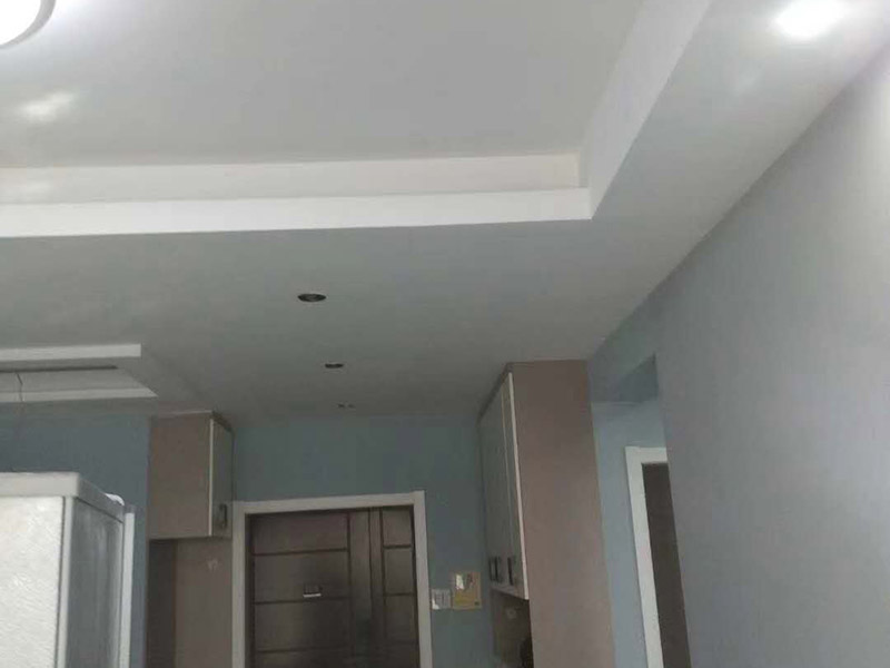 墻面乳膠漆翻新：1、使用吸塵器進行除塵工序，利用吸塵器的毛刷充分摩擦被清潔表面，去除灰塵。 2、對于局部污染或是有油漬的地方，需要使用聚氨酯稀釋劑來清洗。 3、局部有霉藻的部位，需要使用防霉溶液清洗，晾干或噴濕后鏟除。 4、對于已經剝落或是破損的地方，先將破損部位松動的部分打磨掉，清理干凈，再使用柔性膩子進行修補。待表面修補平整后，再涂裝底漆。 5、先將破損、松動的部分清理干凈，使用柔性膩子進行修補，表面修補平整后涂裝805膠水。 6、在涂刷膠水的基層上滿刮膩子膏。 7、涂刷底漆，要均勻涂刷一遍，要求無露底、流墜現(xiàn)象。 8、 涂刷面漆， 均勻涂刷兩遍，待靠前遍干燥后涂刷第二遍，要求無露底、流墜。