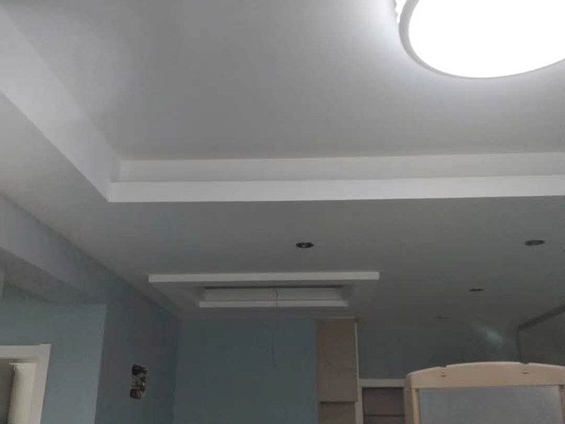 墻面乳膠漆翻新：1、使用吸塵器進行除塵工序，利用吸塵器的毛刷充分摩擦被清潔表面，去除灰塵。 2、對于局部污染或是有油漬的地方，需要使用聚氨酯稀釋劑來清洗。 3、局部有霉藻的部位，需要使用防霉溶液清洗，晾干或噴濕后鏟除。 4、對于已經剝落或是破損的地方，先將破損部位松動的部分打磨掉，清理干凈，再使用柔性膩子進行修補。待表面修補平整后，再涂裝底漆。 5、先將破損、松動的部分清理干凈，使用柔性膩子進行修補，表面修補平整后涂裝805膠水。 6、在涂刷膠水的基層上滿刮膩子膏。 7、涂刷底漆，要均勻涂刷一遍，要求無露底、流墜現(xiàn)象。 8、 涂刷面漆， 均勻涂刷兩遍，待靠前遍干燥后涂刷第二遍，要求無露底、流墜。