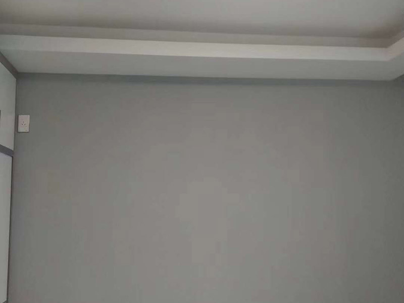 墻面乳膠漆翻新：1、使用吸塵器進行除塵工序，利用吸塵器的毛刷充分摩擦被清潔表面，去除灰塵。 2、對于局部污染或是有油漬的地方，需要使用聚氨酯稀釋劑來清洗。 3、局部有霉藻的部位，需要使用防霉溶液清洗，晾干或噴濕后鏟除。 4、對于已經剝落或是破損的地方，先將破損部位松動的部分打磨掉，清理干凈，再使用柔性膩子進行修補。待表面修補平整后，再涂裝底漆。 5、先將破損、松動的部分清理干凈，使用柔性膩子進行修補，表面修補平整后涂裝805膠水。 6、在涂刷膠水的基層上滿刮膩子膏。 7、涂刷底漆，要均勻涂刷一遍，要求無露底、流墜現(xiàn)象。 8、 涂刷面漆， 均勻涂刷兩遍，待靠前遍干燥后涂刷第二遍，要求無露底、流墜。