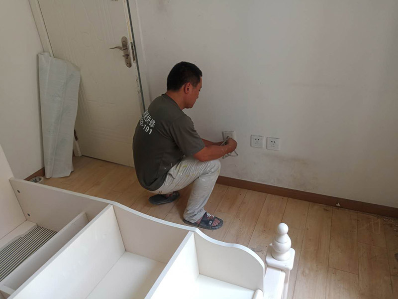 地板家具保護：成品保護的目的 為加快先進技術(shù)與現(xiàn)代管理方法和手段在項目的運用，努力降低成本，提高工程質(zhì)量，確保全面實現(xiàn)對業(yè)主的承諾。施工現(xiàn)場隨著施工進行，成品保護工作顯得尤為重要，做好成品保護工作，是在施工過程中要對已完工分項進行保護，否則一旦造成損壞，將會增加修復(fù)工作，帶來工、料浪費、工期拖延及經(jīng)濟損失。