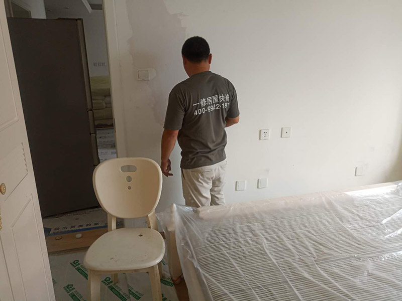 地板家具保護：成品保護的目的 為加快先進技術(shù)與現(xiàn)代管理方法和手段在項目的運用，努力降低成本，提高工程質(zhì)量，確保全面實現(xiàn)對業(yè)主的承諾。施工現(xiàn)場隨著施工進行，成品保護工作顯得尤為重要，做好成品保護工作，是在施工過程中要對已完工分項進行保護，否則一旦造成損壞，將會增加修復(fù)工作，帶來工、料浪費、工期拖延及經(jīng)濟損失。