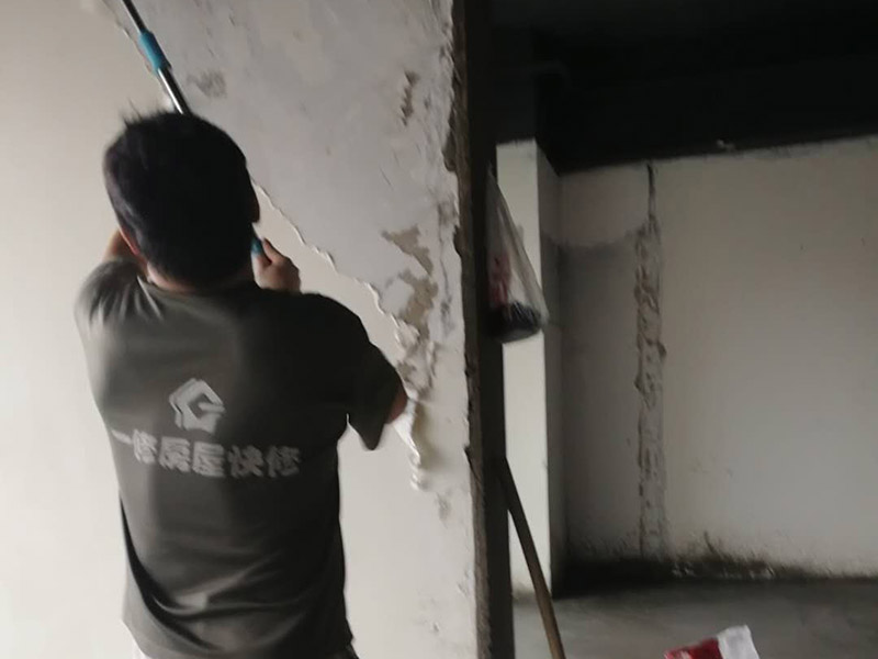 墻面掉皮鏟除：翻新施工的步驟為平整墻面、固化基層、刷界面劑、批刮三遍耐水膩?zhàn)?、墻面打磨、上一遍底漆、上兩次效果面漆。需要先把出現(xiàn)問題的地方鏟除，并將鏟除部分的邊緣磨平滑后，重新刮一次膩?zhàn)?，上底漆，再刷再涂。?dāng)墻面剝落比較嚴(yán)重時(shí)，需要考慮對(duì)基層做加固處理。步驟是先將原墻體鏟除至墻面基層，然后用界面劑或者封固底漆重新涂刷一遍，最后再按照粉刷石膏找平、貼網(wǎng)格布(加固防裂)、批刮墻襯三遍后打磨平整。滾刷面漆時(shí)需要先判斷墻面膩?zhàn)訉哟藭r(shí)的質(zhì)量，方法是選墻面起皮嚴(yán)重的一片用水濕透后用鏟子鏟，若無粉化或脫落現(xiàn)(說明原膩?zhàn)訉淤|(zhì)量較好)，便可直接用細(xì)砂紙打磨平整，處理干凈后刷上新底漆和面漆即可。