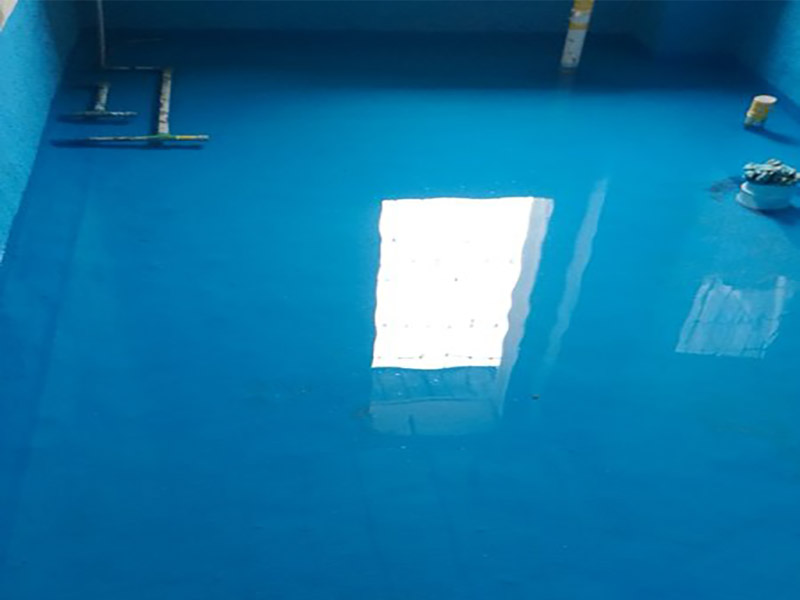 衛(wèi)生間改造防水涂刷:刷第一遍防水涂料。施工前確保工地干凈、干燥，防水涂料要涂滿，無遺漏，與基層結(jié)合牢固，無裂紋，無氣泡，無脫落現(xiàn)象。涂刷高度一致，厚度要達(dá)到產(chǎn)品規(guī)定要求。刷第二遍防水涂料。注意、第二遍防水涂料間需要有一定時(shí)間間隔，待遍涂料干透后才能進(jìn)行第二遍，具體時(shí)間視涂料而定。間隔時(shí)間太短，防水的效果會大打折扣。 鋪保護(hù)層。為防止之后的施工破壞防水層，需在防水涂料表面鋪上保護(hù)層。保護(hù)層要完全覆蓋防水層，無遺漏，與基層結(jié)合牢固，無裂紋，無氣泡，無脫落現(xiàn)象。 閉水試驗(yàn)。閉水試驗(yàn)時(shí)，地面點(diǎn)的水線不能低于2厘米，保存至少24小時(shí)，觀察無滲漏現(xiàn)象后方算合格。如有滲漏，需重做，切莫不能疏忽大意。