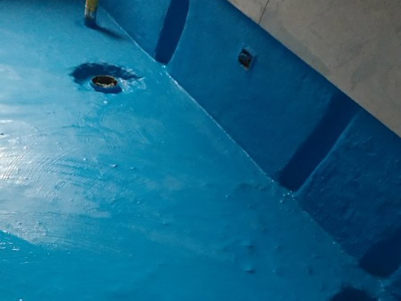 衛(wèi)生間改造防水涂刷:刷第一遍防水涂料。施工前確保工地干凈、干燥，防水涂料要涂滿，無遺漏，與基層結(jié)合牢固，無裂紋，無氣泡，無脫落現(xiàn)象。涂刷高度一致，厚度要達(dá)到產(chǎn)品規(guī)定要求。刷第二遍防水涂料。注意、第二遍防水涂料間需要有一定時(shí)間間隔，待遍涂料干透后才能進(jìn)行第二遍，具體時(shí)間視涂料而定。間隔時(shí)間太短，防水的效果會大打折扣。 鋪保護(hù)層。為防止之后的施工破壞防水層，需在防水涂料表面鋪上保護(hù)層。保護(hù)層要完全覆蓋防水層，無遺漏，與基層結(jié)合牢固，無裂紋，無氣泡，無脫落現(xiàn)象。 閉水試驗(yàn)。閉水試驗(yàn)時(shí)，地面點(diǎn)的水線不能低于2厘米，保存至少24小時(shí)，觀察無滲漏現(xiàn)象后方算合格。如有滲漏，需重做，切莫不能疏忽大意。