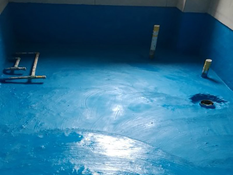 衛(wèi)生間改造防水涂刷:刷第一遍防水涂料。施工前確保工地干凈、干燥，防水涂料要涂滿，無遺漏，與基層結(jié)合牢固，無裂紋，無氣泡，無脫落現(xiàn)象。涂刷高度一致，厚度要達(dá)到產(chǎn)品規(guī)定要求。刷第二遍防水涂料。注意、第二遍防水涂料間需要有一定時(shí)間間隔，待遍涂料干透后才能進(jìn)行第二遍，具體時(shí)間視涂料而定。間隔時(shí)間太短，防水的效果會大打折扣。 鋪保護(hù)層。為防止之后的施工破壞防水層，需在防水涂料表面鋪上保護(hù)層。保護(hù)層要完全覆蓋防水層，無遺漏，與基層結(jié)合牢固，無裂紋，無氣泡，無脫落現(xiàn)象。 閉水試驗(yàn)。閉水試驗(yàn)時(shí)，地面點(diǎn)的水線不能低于2厘米，保存至少24小時(shí)，觀察無滲漏現(xiàn)象后方算合格。如有滲漏，需重做，切莫不能疏忽大意。