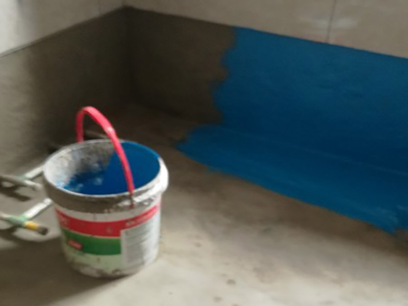 衛(wèi)生間改造防水涂刷:刷第一遍防水涂料。施工前確保工地干凈、干燥，防水涂料要涂滿，無遺漏，與基層結(jié)合牢固，無裂紋，無氣泡，無脫落現(xiàn)象。涂刷高度一致，厚度要達(dá)到產(chǎn)品規(guī)定要求。刷第二遍防水涂料。注意、第二遍防水涂料間需要有一定時(shí)間間隔，待遍涂料干透后才能進(jìn)行第二遍，具體時(shí)間視涂料而定。間隔時(shí)間太短，防水的效果會大打折扣。 鋪保護(hù)層。為防止之后的施工破壞防水層，需在防水涂料表面鋪上保護(hù)層。保護(hù)層要完全覆蓋防水層，無遺漏，與基層結(jié)合牢固，無裂紋，無氣泡，無脫落現(xiàn)象。 閉水試驗(yàn)。閉水試驗(yàn)時(shí)，地面點(diǎn)的水線不能低于2厘米，保存至少24小時(shí)，觀察無滲漏現(xiàn)象后方算合格。如有滲漏，需重做，切莫不能疏忽大意。