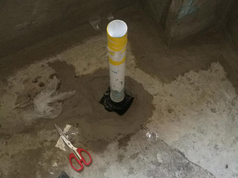 衛(wèi)生間改造管道維修:衛(wèi)生間的排水管道盡量不要做大的改動，換掉出現(xiàn)問題的管道，水壓不夠的老房子，可以加增壓泵，泵的大小根據(jù)水壓的大小而定。 浴室翻新要增加一定的插座開關(guān)、水管，或?qū)系牟遄_關(guān)做一些移位，以符合新格局下人們的使用習慣。為了確保隱蔽工程的質(zhì)量和售后服務(wù)，通常要在新舊線路銜接的位置用空白面板或是新增插座的方式做標記，萬一出現(xiàn)問題維修時容易找到問題點。在選擇電線、水管時，最好統(tǒng)一使用品質(zhì)比較好的電線、水管等，以打好隱蔽工程這個底子。