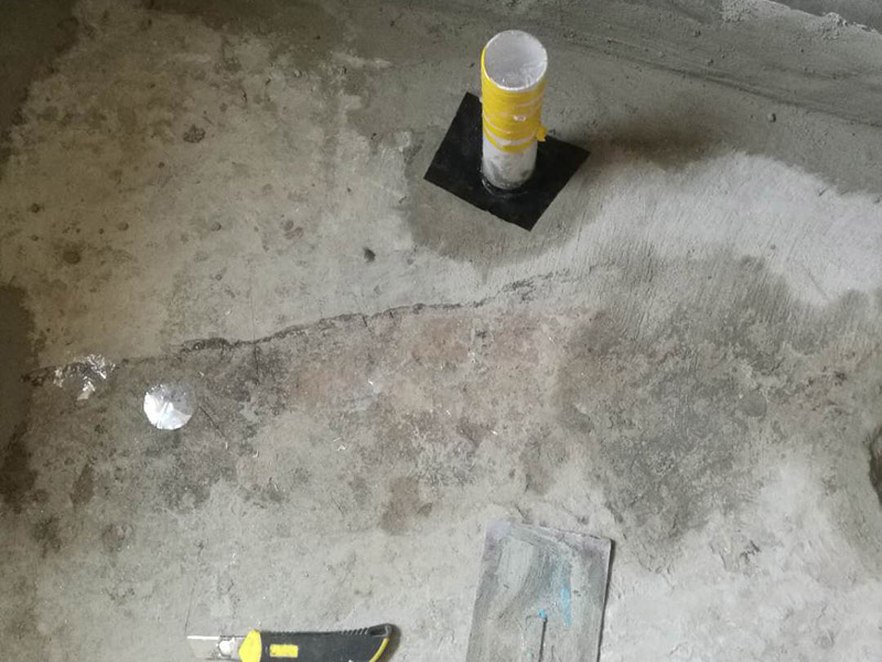 衛(wèi)生間改造管道維修:衛(wèi)生間的排水管道盡量不要做大的改動，換掉出現(xiàn)問題的管道，水壓不夠的老房子，可以加增壓泵，泵的大小根據(jù)水壓的大小而定。 浴室翻新要增加一定的插座開關(guān)、水管，或?qū)系牟遄_關(guān)做一些移位，以符合新格局下人們的使用習慣。為了確保隱蔽工程的質(zhì)量和售后服務(wù)，通常要在新舊線路銜接的位置用空白面板或是新增插座的方式做標記，萬一出現(xiàn)問題維修時容易找到問題點。在選擇電線、水管時，最好統(tǒng)一使用品質(zhì)比較好的電線、水管等，以打好隱蔽工程這個底子。