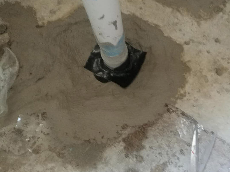 衛(wèi)生間改造管道維修:衛(wèi)生間的排水管道盡量不要做大的改動，換掉出現(xiàn)問題的管道，水壓不夠的老房子，可以加增壓泵，泵的大小根據(jù)水壓的大小而定。 浴室翻新要增加一定的插座開關(guān)、水管，或?qū)系牟遄_關(guān)做一些移位，以符合新格局下人們的使用習慣。為了確保隱蔽工程的質(zhì)量和售后服務(wù)，通常要在新舊線路銜接的位置用空白面板或是新增插座的方式做標記，萬一出現(xiàn)問題維修時容易找到問題點。在選擇電線、水管時，最好統(tǒng)一使用品質(zhì)比較好的電線、水管等，以打好隱蔽工程這個底子。