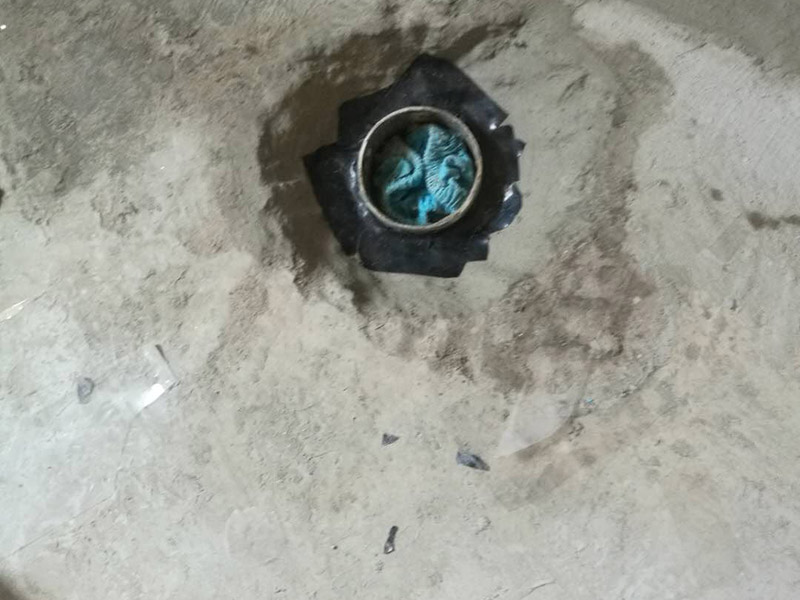 衛(wèi)生間改造管道維修:衛(wèi)生間的排水管道盡量不要做大的改動，換掉出現(xiàn)問題的管道，水壓不夠的老房子，可以加增壓泵，泵的大小根據(jù)水壓的大小而定。 浴室翻新要增加一定的插座開關(guān)、水管，或?qū)系牟遄_關(guān)做一些移位，以符合新格局下人們的使用習慣。為了確保隱蔽工程的質(zhì)量和售后服務(wù)，通常要在新舊線路銜接的位置用空白面板或是新增插座的方式做標記，萬一出現(xiàn)問題維修時容易找到問題點。在選擇電線、水管時，最好統(tǒng)一使用品質(zhì)比較好的電線、水管等，以打好隱蔽工程這個底子。