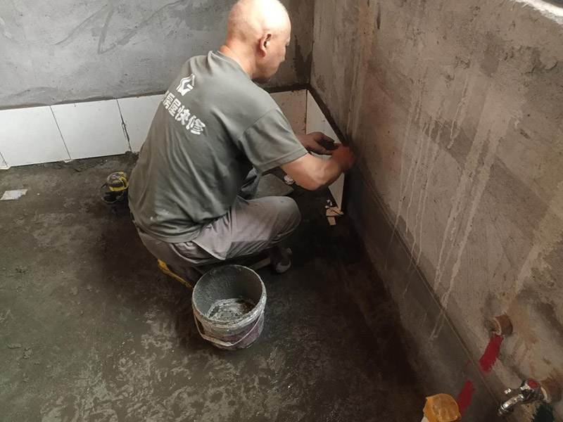 衛(wèi)生間貼磚:一是墻磚應從下向上鋪貼,且一面墻不能一次貼到頂,接縫一般為1~3毫米; 二是鋪貼前要先處理墻面的平整,處理裂縫; 三是粘結(jié)材料的涂抹要中間稍高于四周,用橡膠錘敲擊表面以固定,這樣一來可以避免空氣積存于粘結(jié)層中。 瓷磚上墻將經(jīng)過預先清潔的瓷磚平整地鋪貼在粘結(jié)劑漿料基層上，使用橡膠錘將瓷磚拍實鋪平。施工過程中，可小幅度轉(zhuǎn)動瓷磚，使?jié){料與瓷磚背面充分接觸。專家建議在鋪貼時，隨機取下已鋪貼于基層上的瓷磚作檢查。確保漿料與瓷磚背面的充分接觸。