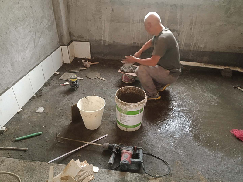 衛(wèi)生間貼磚:一是墻磚應從下向上鋪貼,且一面墻不能一次貼到頂,接縫一般為1~3毫米; 二是鋪貼前要先處理墻面的平整,處理裂縫; 三是粘結(jié)材料的涂抹要中間稍高于四周,用橡膠錘敲擊表面以固定,這樣一來可以避免空氣積存于粘結(jié)層中。 瓷磚上墻將經(jīng)過預先清潔的瓷磚平整地鋪貼在粘結(jié)劑漿料基層上，使用橡膠錘將瓷磚拍實鋪平。施工過程中，可小幅度轉(zhuǎn)動瓷磚，使?jié){料與瓷磚背面充分接觸。專家建議在鋪貼時，隨機取下已鋪貼于基層上的瓷磚作檢查。確保漿料與瓷磚背面的充分接觸。