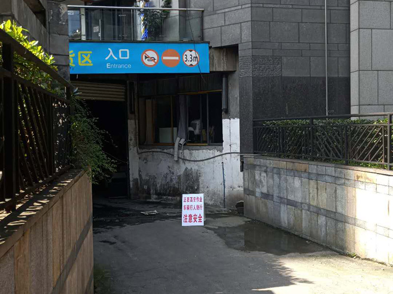 高空外墻施工措施:1.凡從事高處作業(yè)人員,必須定期進(jìn)行體格檢查,凡不適宜高處作業(yè)的人員,不得從事此項(xiàng)工作; 2.雙層作業(yè)或靠近交通要道作業(yè)時(shí)要設(shè)置隔離措施; 3.進(jìn)行高處作業(yè)時(shí),要根據(jù)具體情況使用符合要求的腳手架、腳手板、吊架、梯子、跳板、安全帶等... 4.高處作業(yè)人員必須戴安全帶,穿防滑鞋; 5.腳手架要牢固穩(wěn)定,并經(jīng)常清除雜物。冬季要隨時(shí)清掃冰雪。在過道上要有防護(hù)措施;