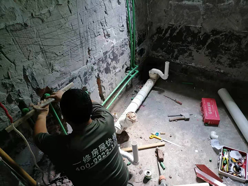 衛(wèi)生間下水管安裝：下排水: 下排水是排水口在地面上，下水管豎著穿過(guò)樓板，管道直接通向樓下，裝下排水我習(xí)慣把返水彎裝在最底下，這樣要是還有別的下水，可共用一個(gè)返水彎。 做下水一般用50的返水彎，要是還有別的下水，就加三通，要用上面途中那種斜三通，這樣水流得通暢。大多時(shí)廚房下水都比較復(fù)雜，有時(shí)自己都繞進(jìn)去了，水路之所以難做主要是因?yàn)榈胤教?，櫥柜里還裝著別的電器，如垃圾處理器、小廚寶、凈水器等，有的還要連接洗衣機(jī)等。
