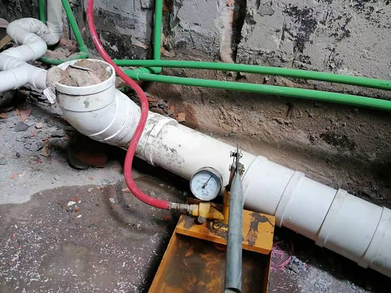 衛(wèi)生間下水管安裝：下排水: 下排水是排水口在地面上，下水管豎著穿過(guò)樓板，管道直接通向樓下，裝下排水我習(xí)慣把返水彎裝在最底下，這樣要是還有別的下水，可共用一個(gè)返水彎。 做下水一般用50的返水彎，要是還有別的下水，就加三通，要用上面途中那種斜三通，這樣水流得通暢。大多時(shí)廚房下水都比較復(fù)雜，有時(shí)自己都繞進(jìn)去了，水路之所以難做主要是因?yàn)榈胤教?，櫥柜里還裝著別的電器，如垃圾處理器、小廚寶、凈水器等，有的還要連接洗衣機(jī)等。