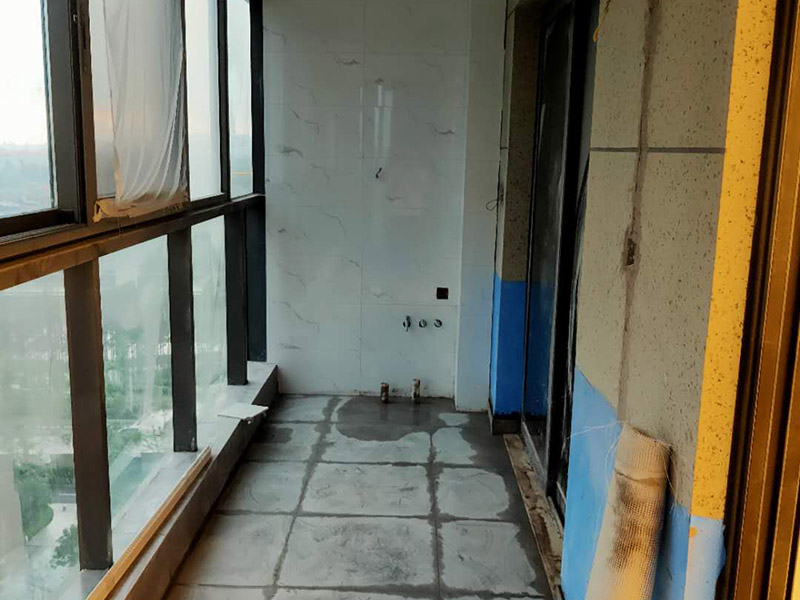 陽臺地磚墻磚鋪貼：現(xiàn)在比較普遍的地面磚鋪貼方法就是濕鋪法，這種鋪貼方法與干鋪法不同之處在于將1：3的干性水泥漿替換成水泥沙漿和普通水。需要注意的是這種鋪貼法在鋪貼過程中容易產(chǎn)生氣泡和空鼓，這樣就會影響地磚的使用壽命。也是因為這種原因使其價格便宜，操作簡單。