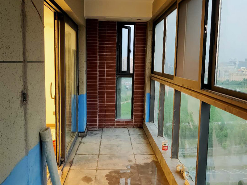 陽臺地磚墻磚鋪貼：現(xiàn)在比較普遍的地面磚鋪貼方法就是濕鋪法，這種鋪貼方法與干鋪法不同之處在于將1：3的干性水泥漿替換成水泥沙漿和普通水。需要注意的是這種鋪貼法在鋪貼過程中容易產(chǎn)生氣泡和空鼓，這樣就會影響地磚的使用壽命。也是因為這種原因使其價格便宜，操作簡單。
