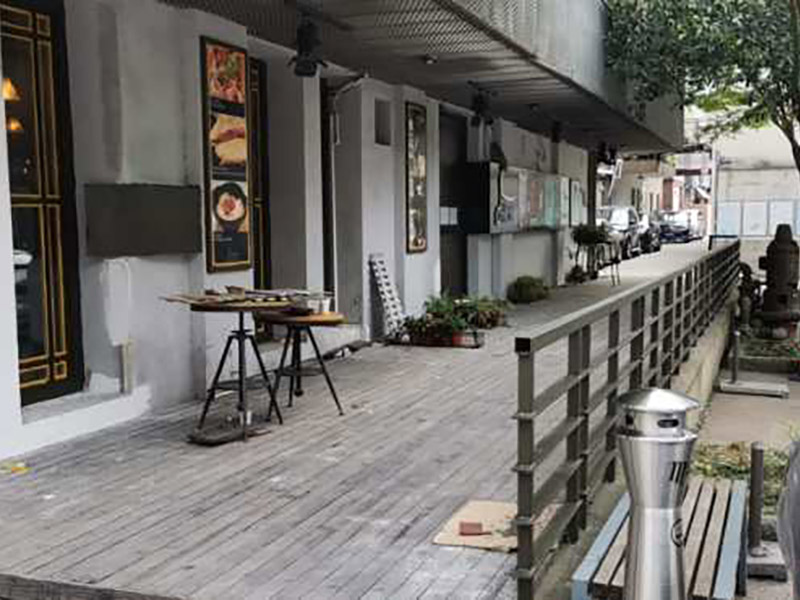 茶餐廳翻新裝修：合同簽訂前，要求施工方負(fù)責(zé)人列舉出施工進(jìn)度表，人員安排表,施工現(xiàn)場保護(hù)措施等，并作好與物業(yè)三方面的溝通。簽訂裝修合同前投資人應(yīng)當(dāng)?shù)窖b修公司進(jìn)行實(shí)地考察與洽談，驗(yàn)證裝修公司裝修施工資質(zhì)和企業(yè)工商執(zhí)照。前期準(zhǔn)備工作完畢后，準(zhǔn)備開工，首先裝修設(shè)備機(jī)器和材料進(jìn)場,辦好裝修人員進(jìn)出證明，立好施工項(xiàng)目牌，做好施工現(xiàn)場圍欄和安全提示。初期主要是基礎(chǔ)建設(shè)和硬件打底，基礎(chǔ)管網(wǎng)的布設(shè)等。施工監(jiān)理現(xiàn)場裝修跟蹤，對于現(xiàn)場施工情況進(jìn)行監(jiān)督與協(xié)調(diào)。