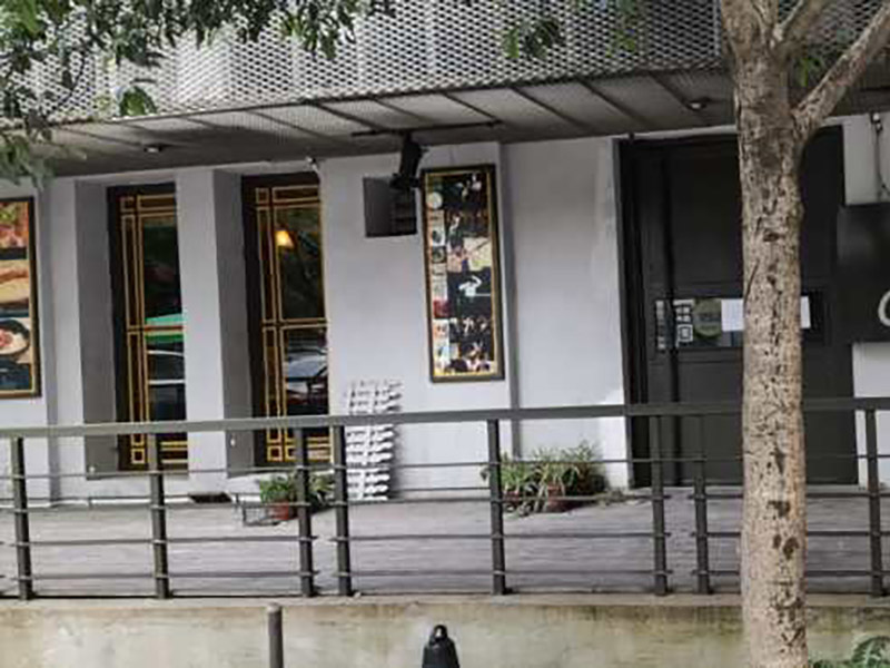 茶餐廳翻新裝修：合同簽訂前，要求施工方負(fù)責(zé)人列舉出施工進(jìn)度表，人員安排表,施工現(xiàn)場保護(hù)措施等，并作好與物業(yè)三方面的溝通。簽訂裝修合同前投資人應(yīng)當(dāng)?shù)窖b修公司進(jìn)行實(shí)地考察與洽談，驗(yàn)證裝修公司裝修施工資質(zhì)和企業(yè)工商執(zhí)照。前期準(zhǔn)備工作完畢后，準(zhǔn)備開工，首先裝修設(shè)備機(jī)器和材料進(jìn)場,辦好裝修人員進(jìn)出證明，立好施工項(xiàng)目牌，做好施工現(xiàn)場圍欄和安全提示。初期主要是基礎(chǔ)建設(shè)和硬件打底，基礎(chǔ)管網(wǎng)的布設(shè)等。施工監(jiān)理現(xiàn)場裝修跟蹤，對于現(xiàn)場施工情況進(jìn)行監(jiān)督與協(xié)調(diào)。