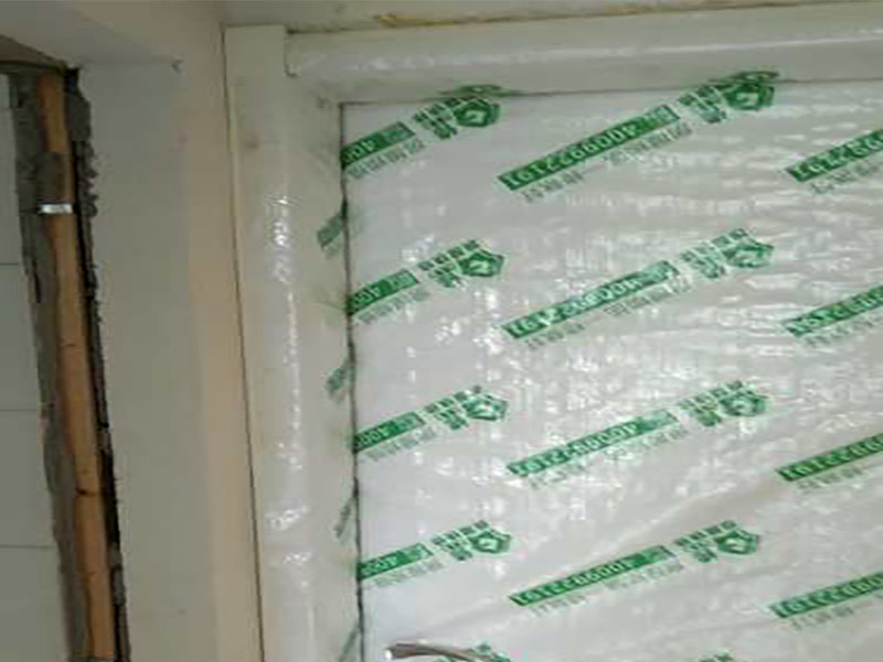 門(mén)窗家具保護(hù)方案:地板保護(hù)，地板保護(hù)需要使用pvc+棉保護(hù)膜 （薄的保護(hù)膜會(huì)在裝修過(guò)程中踩壞），沿墻邊使用家較寬的地板專(zhuān)用膠帶密封。家居保護(hù)只需要使用普通pvc保護(hù)膜即可，注意下方要留足保護(hù)膜遮蓋下方地板。門(mén)窗保護(hù):使用無(wú)紡布門(mén)窗保護(hù)膜，裁剪適當(dāng)大小貼在窗戶(hù)上級(jí)窗戶(hù)框上即可。門(mén)使用pvc保護(hù)膜
