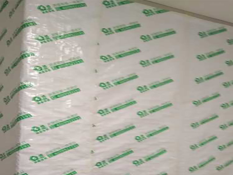 門(mén)窗家具保護(hù)方案:地板保護(hù)，地板保護(hù)需要使用pvc+棉保護(hù)膜 （薄的保護(hù)膜會(huì)在裝修過(guò)程中踩壞），沿墻邊使用家較寬的地板專(zhuān)用膠帶密封。家居保護(hù)只需要使用普通pvc保護(hù)膜即可，注意下方要留足保護(hù)膜遮蓋下方地板。門(mén)窗保護(hù):使用無(wú)紡布門(mén)窗保護(hù)膜，裁剪適當(dāng)大小貼在窗戶(hù)上級(jí)窗戶(hù)框上即可。門(mén)使用pvc保護(hù)膜