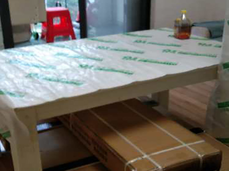 門(mén)窗家具保護(hù)方案:地板保護(hù)，地板保護(hù)需要使用pvc+棉保護(hù)膜 （薄的保護(hù)膜會(huì)在裝修過(guò)程中踩壞），沿墻邊使用家較寬的地板專(zhuān)用膠帶密封。家居保護(hù)只需要使用普通pvc保護(hù)膜即可，注意下方要留足保護(hù)膜遮蓋下方地板。門(mén)窗保護(hù):使用無(wú)紡布門(mén)窗保護(hù)膜，裁剪適當(dāng)大小貼在窗戶(hù)上級(jí)窗戶(hù)框上即可。門(mén)使用pvc保護(hù)膜