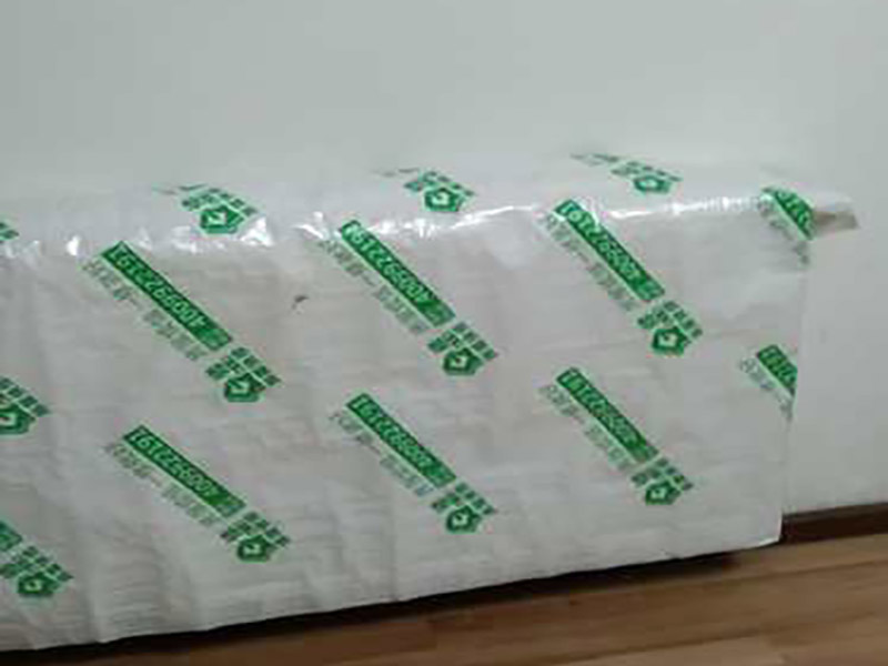 門(mén)窗家具保護(hù)方案:地板保護(hù)，地板保護(hù)需要使用pvc+棉保護(hù)膜 （薄的保護(hù)膜會(huì)在裝修過(guò)程中踩壞），沿墻邊使用家較寬的地板專(zhuān)用膠帶密封。家居保護(hù)只需要使用普通pvc保護(hù)膜即可，注意下方要留足保護(hù)膜遮蓋下方地板。門(mén)窗保護(hù):使用無(wú)紡布門(mén)窗保護(hù)膜，裁剪適當(dāng)大小貼在窗戶(hù)上級(jí)窗戶(hù)框上即可。門(mén)使用pvc保護(hù)膜