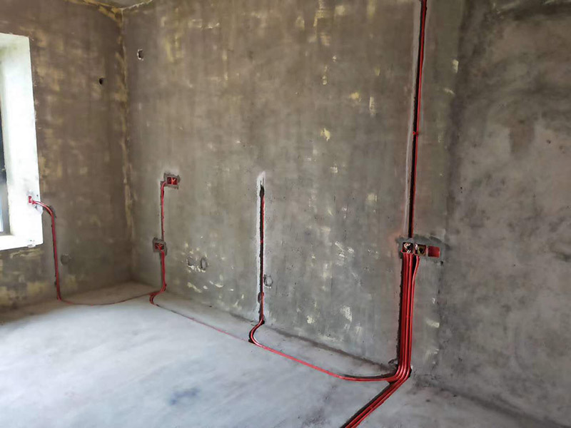 全屋電路布線：首先要根據(jù)電路的用途進(jìn)行電路定位。比如，開關(guān)、插座、燈等根據(jù)要求進(jìn)行定位。定位完成后，根據(jù)定位和電路走向，開布線槽。線路槽很有講究，要橫平豎直。不過，規(guī)范的做法是盡量少開橫槽，會影響墻的承受力。開槽深度應(yīng)一致，一般為PVC管直徑+10mm，要求槽線筆直。 線管有冷彎管和PVC管兩種，最好用315重型PVC管，冷彎管可以彎曲而不斷裂，是布線的最好選擇，因?yàn)樗霓D(zhuǎn)角是有弧度的，線可以隨時更換，而不用開墻。冷彎管要用彎管工具，弧度應(yīng)該是線管直徑的6倍，先排管，后用鋼絲穿過，便于以后線路升級、維修。