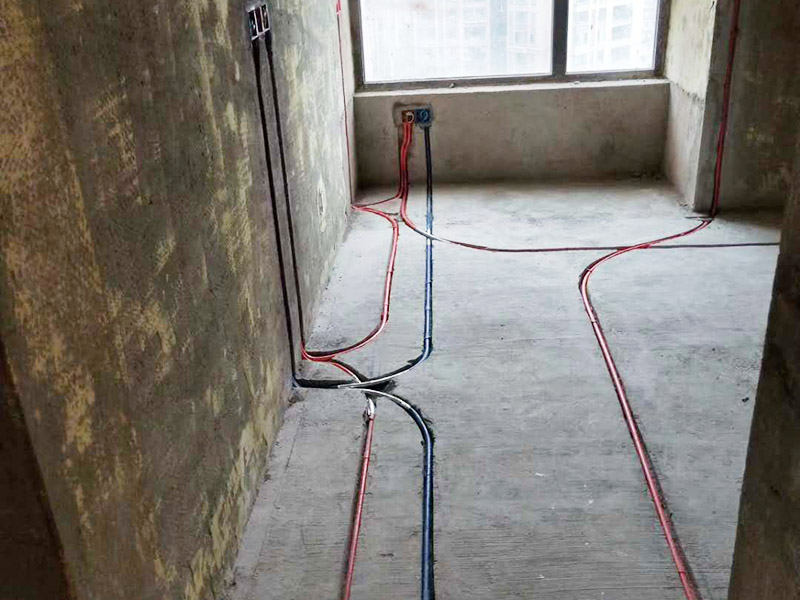 全屋電路布線：首先要根據(jù)電路的用途進(jìn)行電路定位。比如，開關(guān)、插座、燈等根據(jù)要求進(jìn)行定位。定位完成后，根據(jù)定位和電路走向，開布線槽。線路槽很有講究，要橫平豎直。不過，規(guī)范的做法是盡量少開橫槽，會影響墻的承受力。開槽深度應(yīng)一致，一般為PVC管直徑+10mm，要求槽線筆直。 線管有冷彎管和PVC管兩種，最好用315重型PVC管，冷彎管可以彎曲而不斷裂，是布線的最好選擇，因?yàn)樗霓D(zhuǎn)角是有弧度的，線可以隨時更換，而不用開墻。冷彎管要用彎管工具，弧度應(yīng)該是線管直徑的6倍，先排管，后用鋼絲穿過，便于以后線路升級、維修。