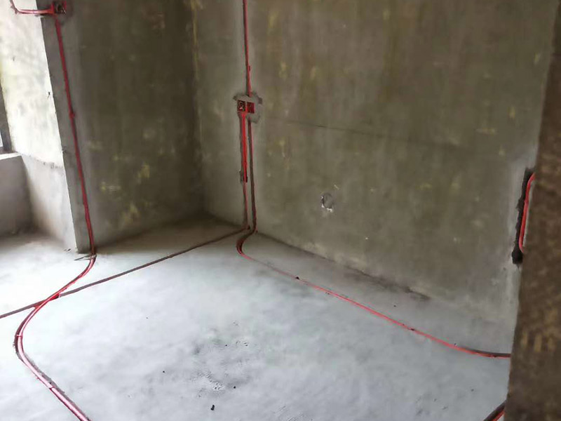 全屋電路布線：首先要根據(jù)電路的用途進(jìn)行電路定位。比如，開關(guān)、插座、燈等根據(jù)要求進(jìn)行定位。定位完成后，根據(jù)定位和電路走向，開布線槽。線路槽很有講究，要橫平豎直。不過，規(guī)范的做法是盡量少開橫槽，會影響墻的承受力。開槽深度應(yīng)一致，一般為PVC管直徑+10mm，要求槽線筆直。 線管有冷彎管和PVC管兩種，最好用315重型PVC管，冷彎管可以彎曲而不斷裂，是布線的最好選擇，因?yàn)樗霓D(zhuǎn)角是有弧度的，線可以隨時更換，而不用開墻。冷彎管要用彎管工具，弧度應(yīng)該是線管直徑的6倍，先排管，后用鋼絲穿過，便于以后線路升級、維修。