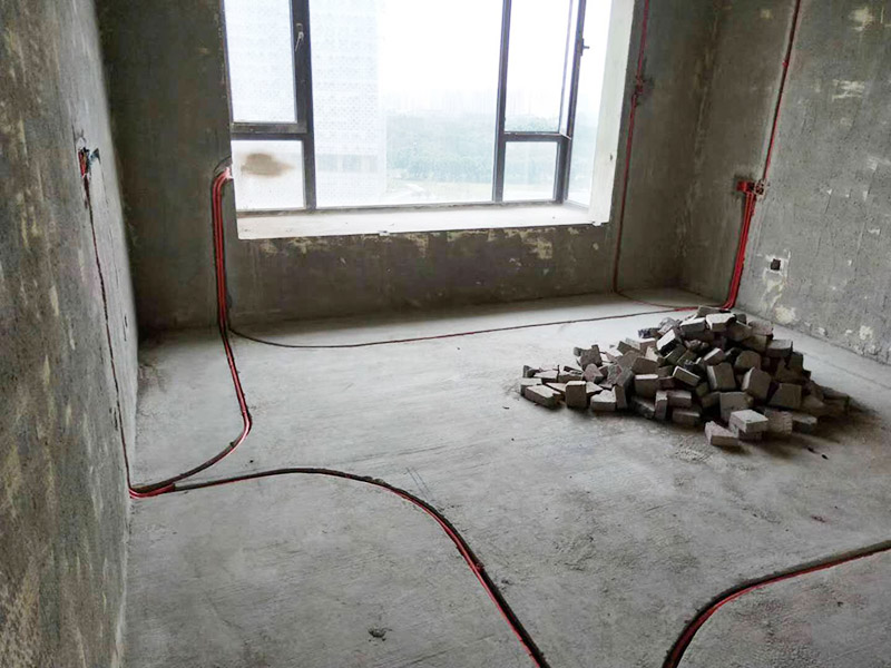 全屋電路布線：首先要根據(jù)電路的用途進(jìn)行電路定位。比如，開關(guān)、插座、燈等根據(jù)要求進(jìn)行定位。定位完成后，根據(jù)定位和電路走向，開布線槽。線路槽很有講究，要橫平豎直。不過，規(guī)范的做法是盡量少開橫槽，會影響墻的承受力。開槽深度應(yīng)一致，一般為PVC管直徑+10mm，要求槽線筆直。 線管有冷彎管和PVC管兩種，最好用315重型PVC管，冷彎管可以彎曲而不斷裂，是布線的最好選擇，因?yàn)樗霓D(zhuǎn)角是有弧度的，線可以隨時更換，而不用開墻。冷彎管要用彎管工具，弧度應(yīng)該是線管直徑的6倍，先排管，后用鋼絲穿過，便于以后線路升級、維修。