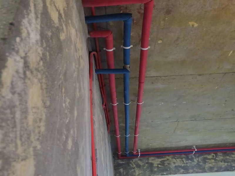 全屋電路布線：首先要根據(jù)電路的用途進(jìn)行電路定位。比如，開關(guān)、插座、燈等根據(jù)要求進(jìn)行定位。定位完成后，根據(jù)定位和電路走向，開布線槽。線路槽很有講究，要橫平豎直。不過，規(guī)范的做法是盡量少開橫槽，會影響墻的承受力。開槽深度應(yīng)一致，一般為PVC管直徑+10mm，要求槽線筆直。 線管有冷彎管和PVC管兩種，最好用315重型PVC管，冷彎管可以彎曲而不斷裂，是布線的最好選擇，因?yàn)樗霓D(zhuǎn)角是有弧度的，線可以隨時更換，而不用開墻。冷彎管要用彎管工具，弧度應(yīng)該是線管直徑的6倍，先排管，后用鋼絲穿過，便于以后線路升級、維修。