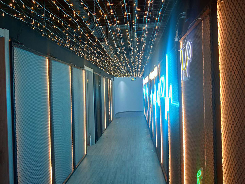 各類燈具安裝：先買好需要安裝的燈具，如果安裝的燈具比較高，需要準(zhǔn)備好一個(gè)人字梯。安裝前要把電源總閘關(guān)閉，然后再把燈具放在要安裝的位置，旋緊螺絲將燈具固定在天花板上，最后打開總閘看是否有亮。安裝燈具時(shí)大多要鉆孔，所以使用沖擊鉆時(shí)要注意安全。