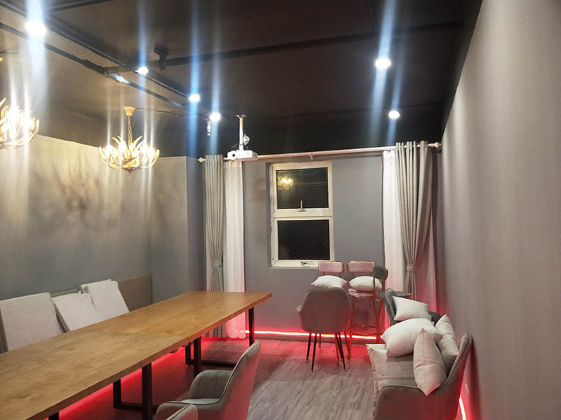 各類燈具安裝：先買好需要安裝的燈具，如果安裝的燈具比較高，需要準(zhǔn)備好一個(gè)人字梯。安裝前要把電源總閘關(guān)閉，然后再把燈具放在要安裝的位置，旋緊螺絲將燈具固定在天花板上，最后打開總閘看是否有亮。安裝燈具時(shí)大多要鉆孔，所以使用沖擊鉆時(shí)要注意安全。