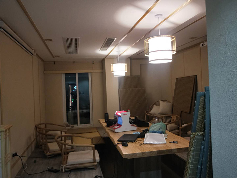各類燈具安裝：先買好需要安裝的燈具，如果安裝的燈具比較高，需要準(zhǔn)備好一個(gè)人字梯。安裝前要把電源總閘關(guān)閉，然后再把燈具放在要安裝的位置，旋緊螺絲將燈具固定在天花板上，最后打開總閘看是否有亮。安裝燈具時(shí)大多要鉆孔，所以使用沖擊鉆時(shí)要注意安全。