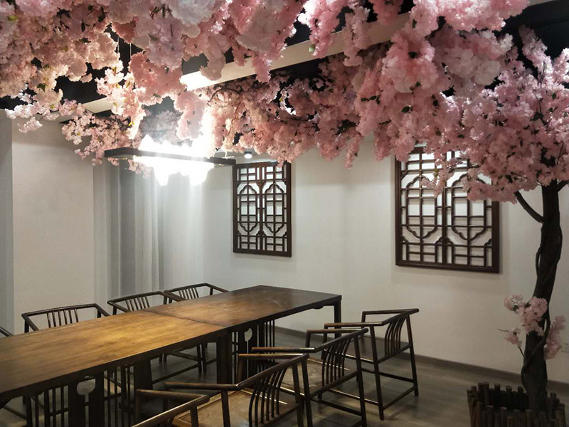 各類燈具安裝：先買好需要安裝的燈具，如果安裝的燈具比較高，需要準(zhǔn)備好一個(gè)人字梯。安裝前要把電源總閘關(guān)閉，然后再把燈具放在要安裝的位置，旋緊螺絲將燈具固定在天花板上，最后打開總閘看是否有亮。安裝燈具時(shí)大多要鉆孔，所以使用沖擊鉆時(shí)要注意安全。