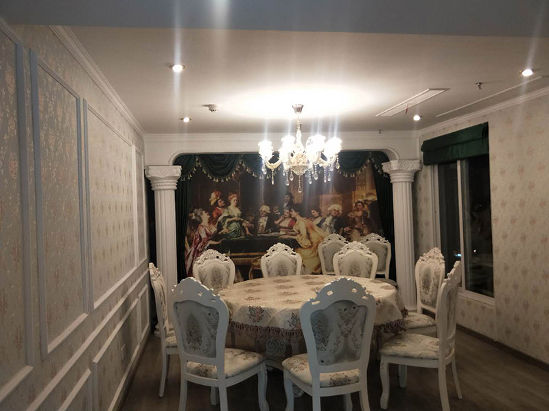 各類燈具安裝：先買好需要安裝的燈具，如果安裝的燈具比較高，需要準(zhǔn)備好一個(gè)人字梯。安裝前要把電源總閘關(guān)閉，然后再把燈具放在要安裝的位置，旋緊螺絲將燈具固定在天花板上，最后打開總閘看是否有亮。安裝燈具時(shí)大多要鉆孔，所以使用沖擊鉆時(shí)要注意安全。