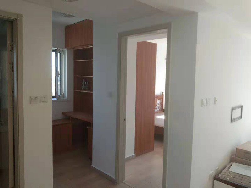 全屋刮大白裝修：刮大白就是在水泥毛糙面上 ，用建筑用的大白粉將墻面刮平刷白，具體步驟首先要基層處理把原有的大白戧掉，查看墻面上有沒有縫隙，釘子凹槽，銹點(diǎn)。 有縫隙的要填滿石膏，刷墻固墻鏈，之后在房屋頂棚都要滿刮石膏，然后在刮大白，刮大白比較重要，至少要全面的刮兩遍。干后在用打磨砂紙把小包和刮板印道子等磨掉，最后一步就是刷或者噴乳膠漆。