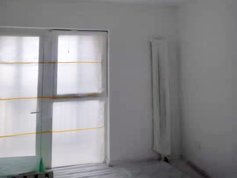 全屋刮大白裝修：刮大白就是在水泥毛糙面上 ，用建筑用的大白粉將墻面刮平刷白，具體步驟首先要基層處理把原有的大白戧掉，查看墻面上有沒有縫隙，釘子凹槽，銹點(diǎn)。 有縫隙的要填滿石膏，刷墻固墻鏈，之后在房屋頂棚都要滿刮石膏，然后在刮大白，刮大白比較重要，至少要全面的刮兩遍。干后在用打磨砂紙把小包和刮板印道子等磨掉，最后一步就是刷或者噴乳膠漆。