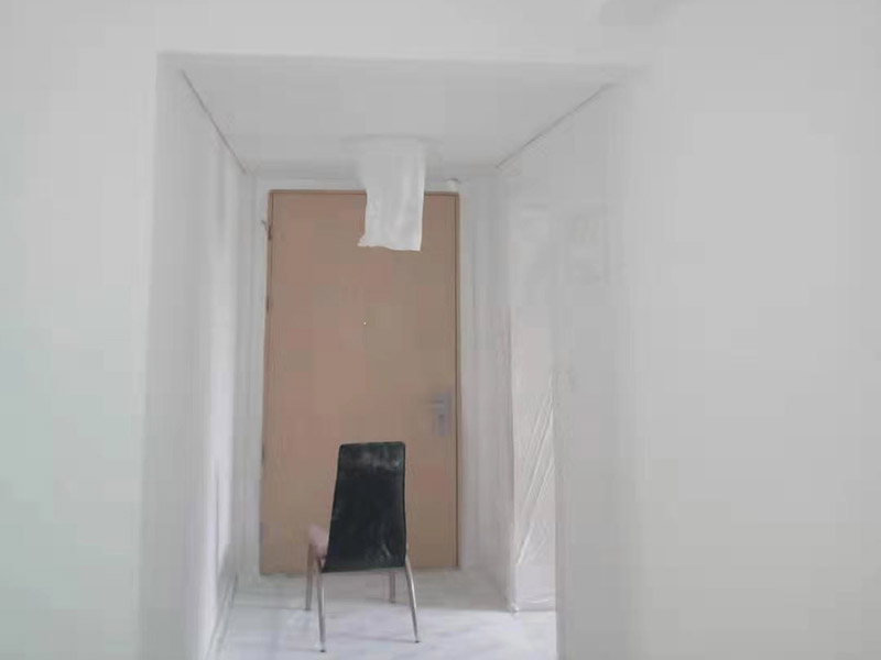 全屋刮大白裝修：刮大白就是在水泥毛糙面上 ，用建筑用的大白粉將墻面刮平刷白，具體步驟首先要基層處理把原有的大白戧掉，查看墻面上有沒有縫隙，釘子凹槽，銹點(diǎn)。 有縫隙的要填滿石膏，刷墻固墻鏈，之后在房屋頂棚都要滿刮石膏，然后在刮大白，刮大白比較重要，至少要全面的刮兩遍。干后在用打磨砂紙把小包和刮板印道子等磨掉，最后一步就是刷或者噴乳膠漆。