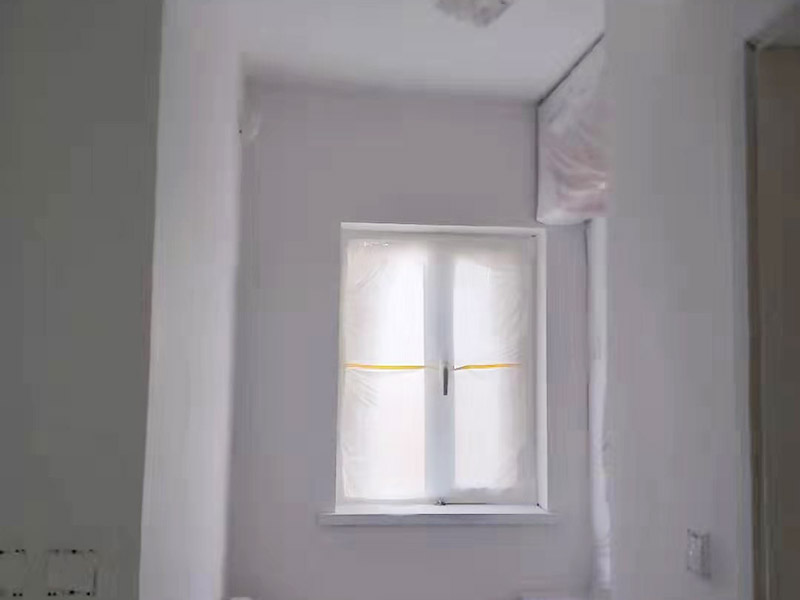 全屋刮大白裝修：刮大白就是在水泥毛糙面上 ，用建筑用的大白粉將墻面刮平刷白，具體步驟首先要基層處理把原有的大白戧掉，查看墻面上有沒有縫隙，釘子凹槽，銹點(diǎn)。 有縫隙的要填滿石膏，刷墻固墻鏈，之后在房屋頂棚都要滿刮石膏，然后在刮大白，刮大白比較重要，至少要全面的刮兩遍。干后在用打磨砂紙把小包和刮板印道子等磨掉，最后一步就是刷或者噴乳膠漆。