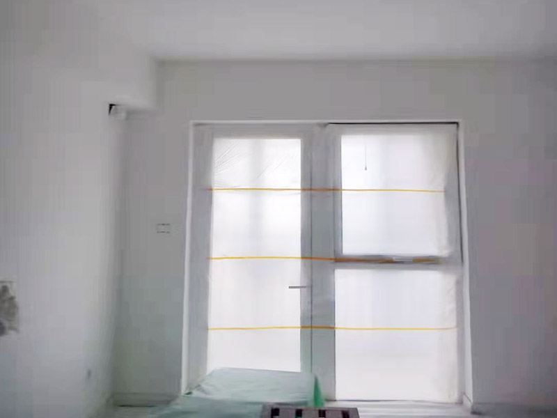 全屋刮大白裝修：刮大白就是在水泥毛糙面上 ，用建筑用的大白粉將墻面刮平刷白，具體步驟首先要基層處理把原有的大白戧掉，查看墻面上有沒有縫隙，釘子凹槽，銹點(diǎn)。 有縫隙的要填滿石膏，刷墻固墻鏈，之后在房屋頂棚都要滿刮石膏，然后在刮大白，刮大白比較重要，至少要全面的刮兩遍。干后在用打磨砂紙把小包和刮板印道子等磨掉，最后一步就是刷或者噴乳膠漆。
