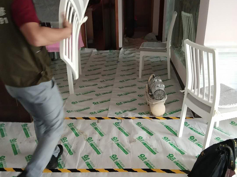 家具翻新地板保護(hù)：家具是比較容易折舊的，特別是一些上了油漆的家具，在用了很長(zhǎng)的時(shí)間以后就會(huì)出現(xiàn)退色或者是漆面掉皮的現(xiàn)象，家具的體積一般都比較大，而且家具的價(jià)格也很高，導(dǎo)致了舊家具的更換有很多的困難。 1.混油飾面工藝做法：先用粗砂紙打磨掉舊油漆，然后披刮原子灰，干透后用細(xì)砂紙打磨平整，刷底漆一遍，打磨，再刷面漆若干遍，再打磨，最后噴面漆一遍。 2.清油飾面工藝做法：先用粗砂紙打磨掉舊油漆，然后披刮原子灰，干透后用細(xì)砂紙打磨平整，色漆做搓色處理，打磨，刷底漆一遍，打磨，再刷面漆若干!
