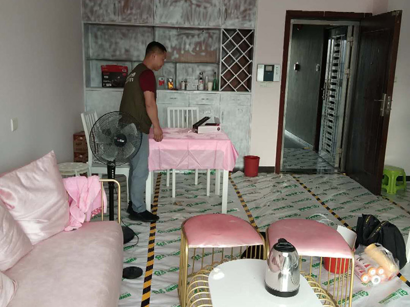 家具翻新地板保護(hù)：家具是比較容易折舊的，特別是一些上了油漆的家具，在用了很長(zhǎng)的時(shí)間以后就會(huì)出現(xiàn)退色或者是漆面掉皮的現(xiàn)象，家具的體積一般都比較大，而且家具的價(jià)格也很高，導(dǎo)致了舊家具的更換有很多的困難。 1.混油飾面工藝做法：先用粗砂紙打磨掉舊油漆，然后披刮原子灰，干透后用細(xì)砂紙打磨平整，刷底漆一遍，打磨，再刷面漆若干遍，再打磨，最后噴面漆一遍。 2.清油飾面工藝做法：先用粗砂紙打磨掉舊油漆，然后披刮原子灰，干透后用細(xì)砂紙打磨平整，色漆做搓色處理，打磨，刷底漆一遍，打磨，再刷面漆若干!