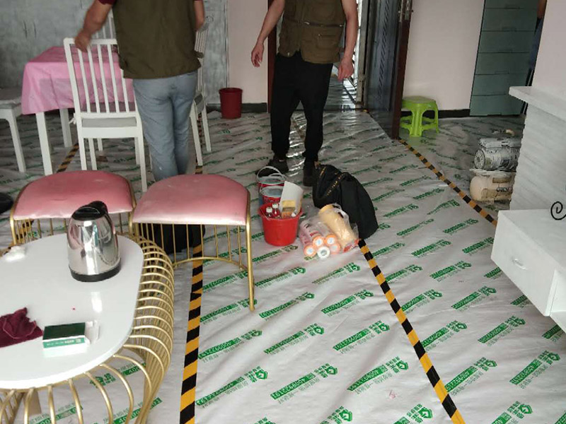 家具翻新地板保護(hù)：家具是比較容易折舊的，特別是一些上了油漆的家具，在用了很長(zhǎng)的時(shí)間以后就會(huì)出現(xiàn)退色或者是漆面掉皮的現(xiàn)象，家具的體積一般都比較大，而且家具的價(jià)格也很高，導(dǎo)致了舊家具的更換有很多的困難。 1.混油飾面工藝做法：先用粗砂紙打磨掉舊油漆，然后披刮原子灰，干透后用細(xì)砂紙打磨平整，刷底漆一遍，打磨，再刷面漆若干遍，再打磨，最后噴面漆一遍。 2.清油飾面工藝做法：先用粗砂紙打磨掉舊油漆，然后披刮原子灰，干透后用細(xì)砂紙打磨平整，色漆做搓色處理，打磨，刷底漆一遍，打磨，再刷面漆若干!