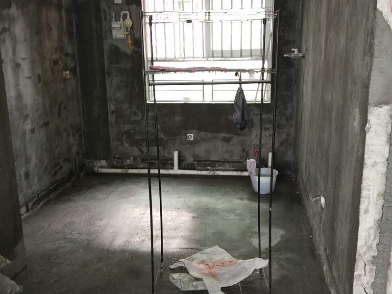 衛(wèi)生間防水找平:基面處理是衛(wèi)生間防水的基礎(chǔ)。首先要找平地面，并確保地面足夠平整、清潔。如果地面有縫隙、缺陷、不平等后期可能會(huì)造成漏水等問題，所以前期基面防水要做到萬無一失，才能保證后期的施工順利進(jìn)行。 鋪貼涂料 鋪貼涂料是衛(wèi)生間防水的重要條件，鋪防水涂料時(shí)要做到用力均勻，而且不能漏刷、缺刷。脫落、開裂等現(xiàn)象也是不能出現(xiàn)的，過于干燥的季節(jié)不適宜做防水。涂刷的厚度小于1毫米時(shí)鋪貼效果最好。 鋪保護(hù)層 鋪保護(hù)層是衛(wèi)生間防水的保證，做完最重要的鋪防水涂層當(dāng)然也不能忘了涂上表面防護(hù)涂料，對(duì)內(nèi)部的材料能起到一定的保護(hù)作用。鋪保護(hù)層與鋪防水涂料一樣要做到均勻、無裂痕、不脫落。