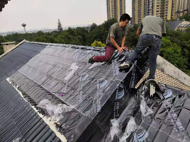 屋面防水卷材鋪貼:1.熱熔法：指采用加熱器熔化防水卷材底層的熱熔膠，實現(xiàn)卷材與基層粘結(jié)的方法稱為熱熔法。 2.冷粘法：指采用膠結(jié)材料直接實現(xiàn)防水卷材與基層粘結(jié)的方法稱為冷粘法。 3.自粘法：指采用帶有自粘膠的防水卷材，不需熱加工，也不需另涂膠結(jié)材料，而直接實現(xiàn)防水卷材與基層粘結(jié)的方法稱為自粘法。 4.熱瀝青法：指采用熱瀝青膠結(jié)材料直接實現(xiàn)防水卷材與基層粘結(jié)的方法稱為熱瀝青法。 屋面卷材按施工工藝不同可選用滿貼、條粘、點粘和空鋪等方法施工。鋪貼時應同時將卷材下面的空氣排出，卷材平整，粘結(jié)牢固，接縫處必須滿粘，接縫嚴密。